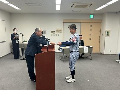 激励金目録贈呈